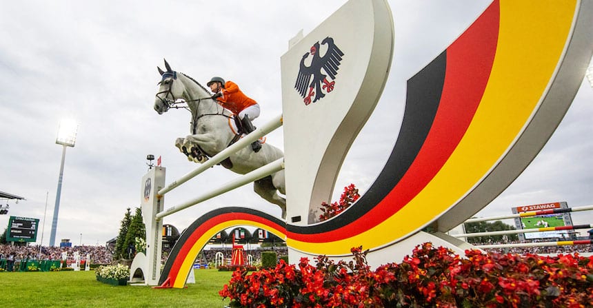 Buchstäblich bis zu den letzten Minuten des Springens mussten Bundestrainer Otto Becker (Sendenhorst) und sein Team mit Marcus Ehning (Borken), Maurice Tebbel (Emsbüren), Christian Ahlmann (Marl) und Daniel Deußer (Rijmenam/BEL) zittern, ob sie den Einzug in den zweiten Umlauf des Nationenpreis-Finales in Barcelona schaffen würden.