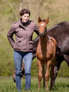 Dr. Christa Finkler-Schade ist Expertin für die Aufzucht und das Absetzen von Fohlen.